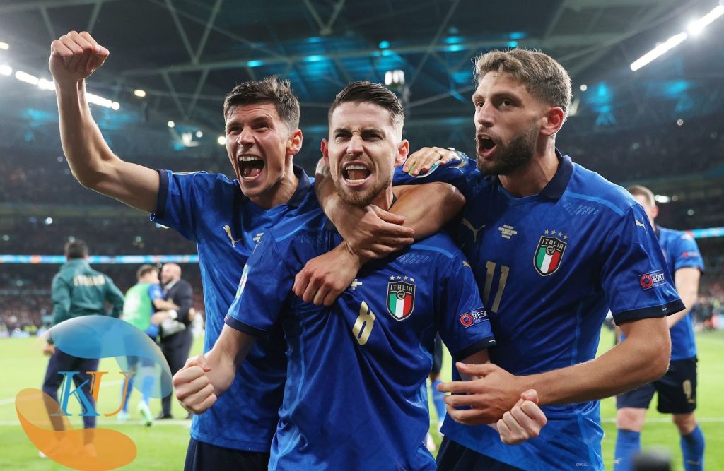Anh hùng sút phạt Jorginho trong chiến thắng của Ý